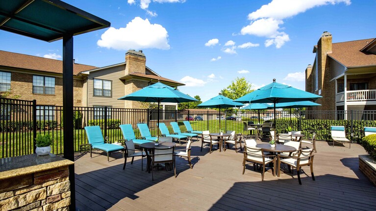 Outdoor dining and sundeck