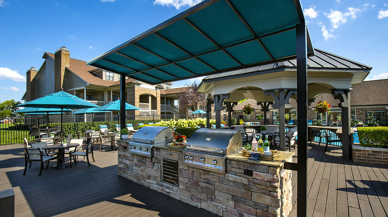Outdoor Chef's Kitchen and Dining Space