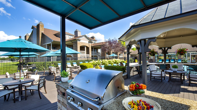 Outdoor Chef's Kitchen and Dining Space