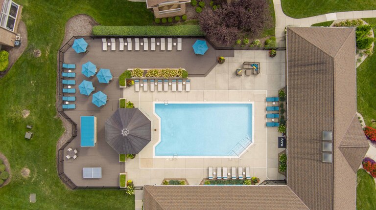 Resort-style Pool & Lounge Area 